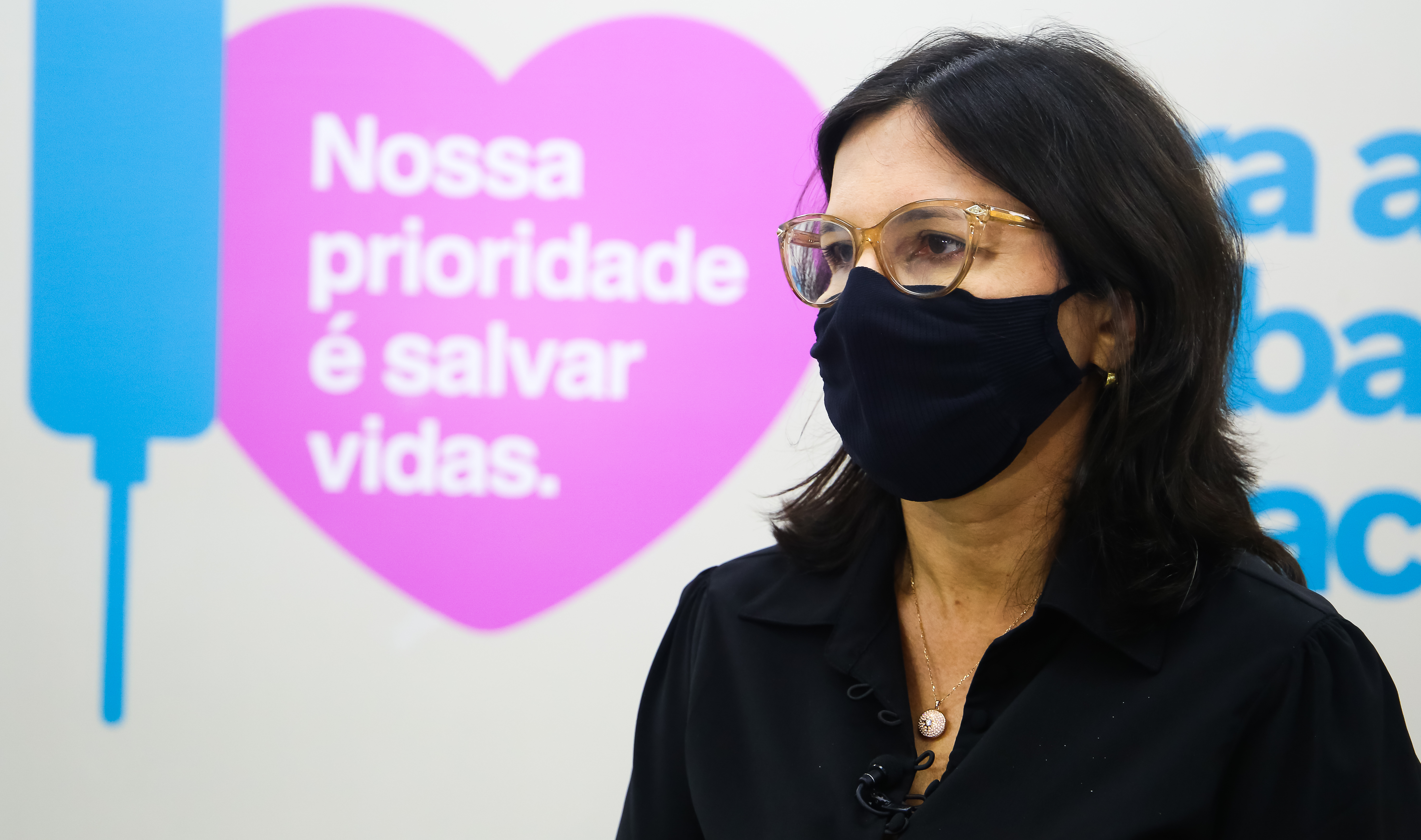 secretária ana estela olha para a câmera